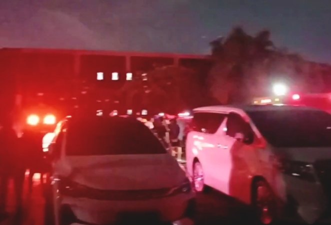 Kebakaran Metro Sport Center Semarang, Petugas Evakuasi Korban yang Terjebak di Dalam Gedung