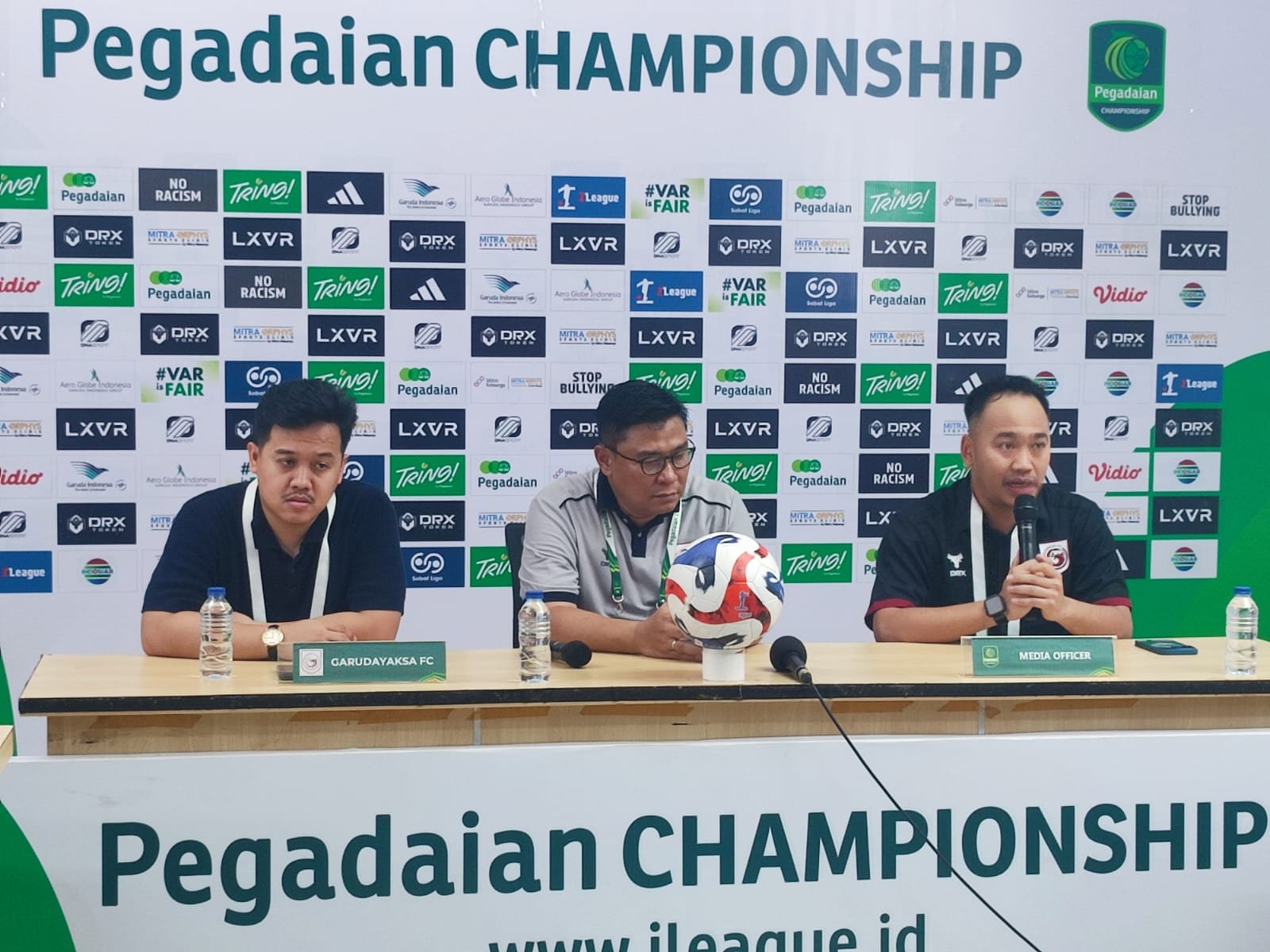 ki-ka: COO Garudayaksa FC Derry Hidayat, Pembina Garudayaksa FC Danang Wicaksana Sulistya, CEO M.Reza Anugerah (Foto: AGF).