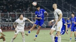 Aksi gol Persib Bandung lewat sundulan Berguinho menyamakan skor ke gawang Bhayangkara FC pada pertandingan pekan ke-30 Super League 2025-2026, laga berakhir 4-2 untuk keunggulan Maung pada Kamis (30/4/2026) di Stadion PKOR Sumpah Pemuda, Lampung. (Foto: ist).
