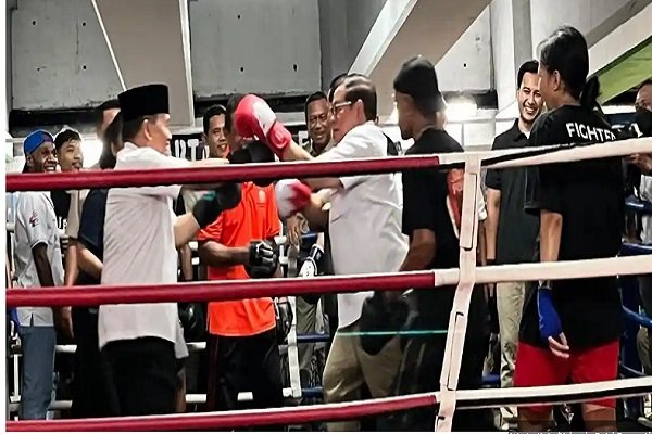 Pramono Anung Wibowo meresmikan arena ring tinju di kolong flyover Pasar Rebo, Jakarta Timur, sebagai ruang olahraga produktif bagi generasi muda. (Foto: ist/sp).