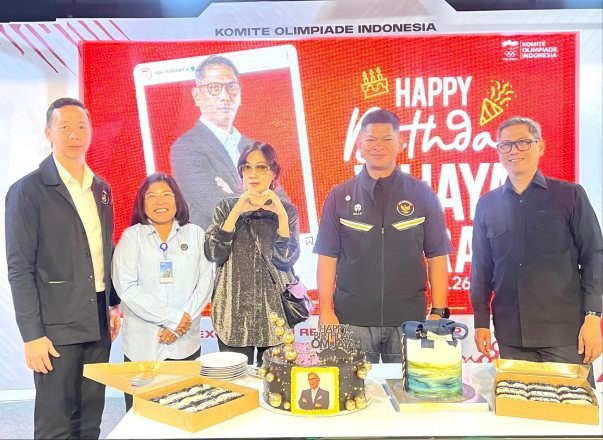 Anggota Polsek Balongbendo saat meninjau dan memantau perkembangan tanaman jagung hibrida di Desa Kedungsukodani (Foto Istimewa)