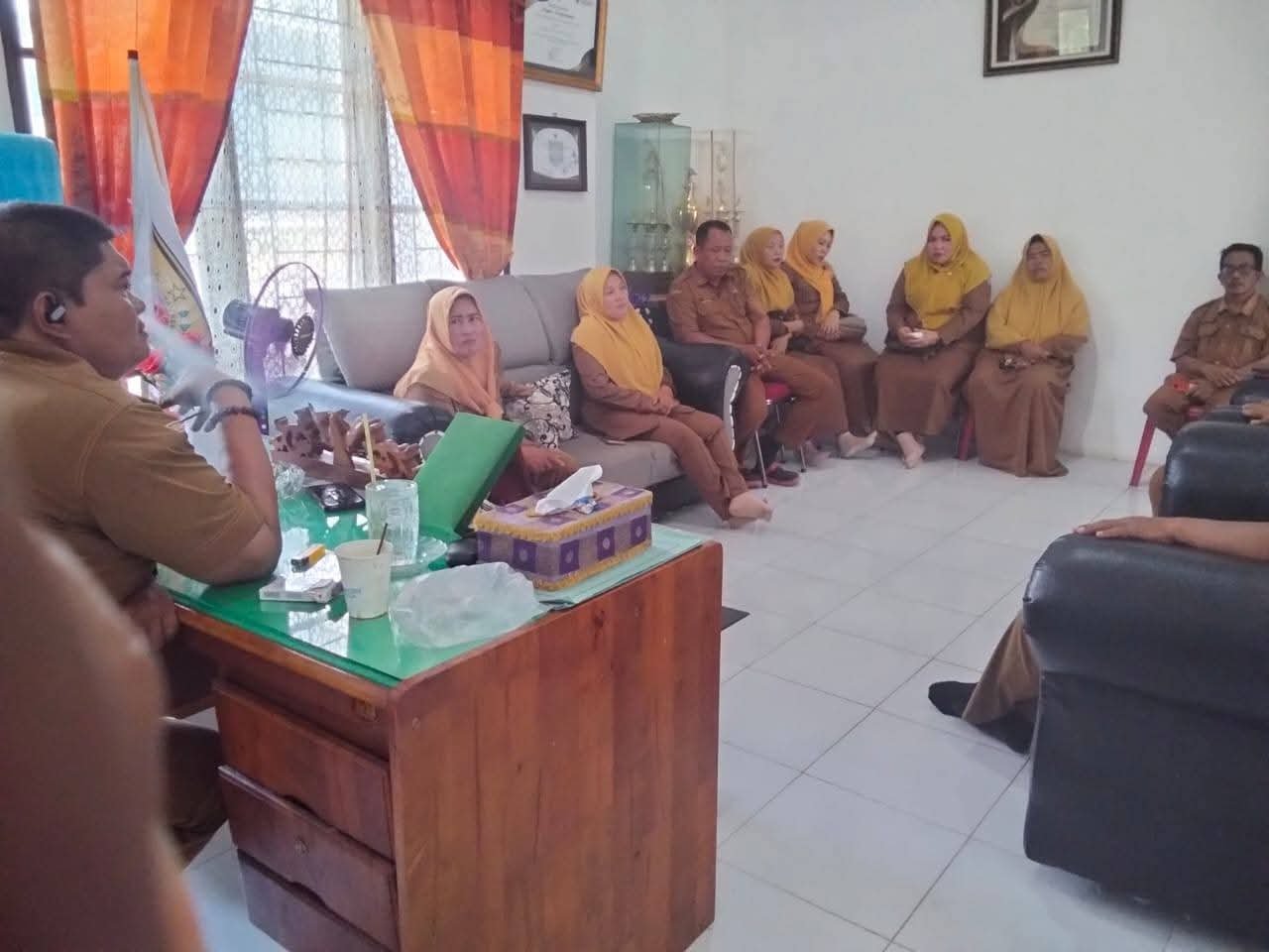 Pimpin Rapat Staf, Camat Tanjung Balai Matangkan Persiapan Pilkades hingga Ekspos 2026