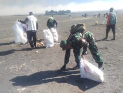 Koramil Sukapura Bersama Sejumlah Pihak Bersihkan Sampah Di Kawasan Gunung Bromo
