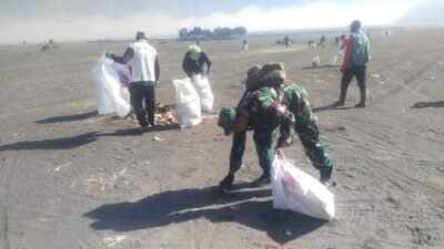 Koramil Sukapura Bersama Sejumlah Pihak Bersihkan Sampah Di Kawasan Gunung Bromo