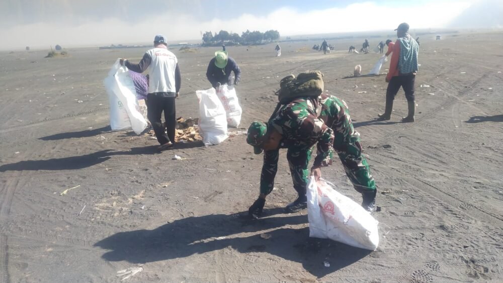 Koramil Sukapura Bersama Sejumlah Pihak Bersihkan Sampah Di Kawasan Gunung Bromo