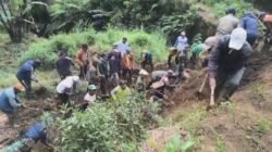 Kegiatan gotong royong anggota Koramil 0819/26 Tosari bersama warga masyarakat Desa Sedaeng (Foto Istimewa)