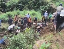 Koramil 0819/26 Tosari Bersama Warga Gotong Royong Siapkan Lokasi Pembangunan Jembatan