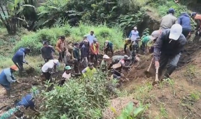 Kegiatan gotong royong anggota Koramil 0819/26 Tosari bersama warga masyarakat Desa Sedaeng (Foto Istimewa)