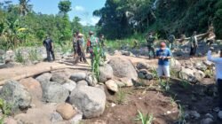 Bersama Masyarakat Koramil Pakuniran Kerja Bakti di Lokasi Jembatan Putus