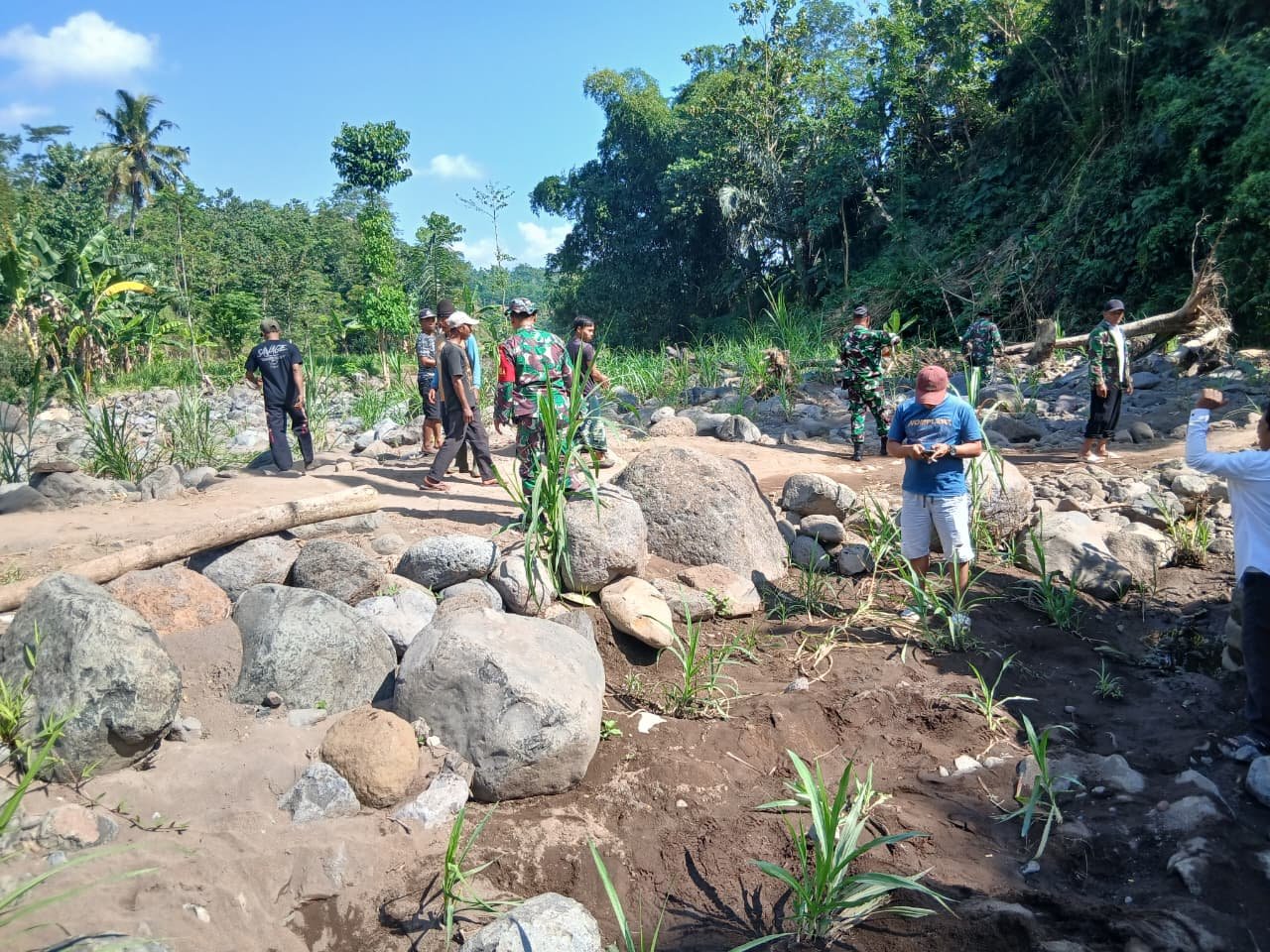 Bersama Masyarakat Koramil Pakuniran Kerja Bakti di Lokasi Jembatan Putus