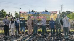 Kapolsek Wonoayu bersama Gapoktan Tanam Jagung Kuartal II, Dukung Swasembada Pangan Nasional