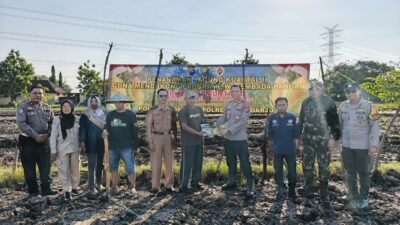 Kapolsek Wonoayu bersama Gapoktan Tanam Jagung Kuartal II, Dukung Swasembada Pangan Nasional