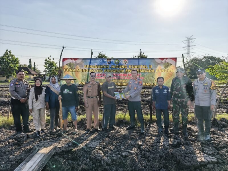 Kapolsek Wonoayu bersama Gapoktan Tanam Jagung Kuartal II, Dukung Swasembada Pangan Nasional