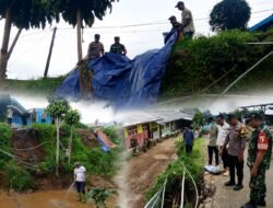 Gerak Cepat Babinsa Puspo Tangani Dampak Longsor Akibat Cuaca Ekstrem