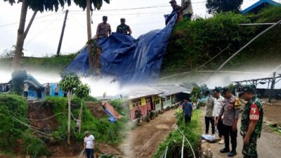 Gerak Cepat Babinsa Puspo Tangani Dampak Longsor Akibat Cuaca Ekstrem