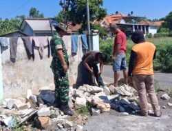 Koramil Wonomerto Bersama Petugas Dan masyarakat Gotong Royong Perbaiki Saluran PDAM