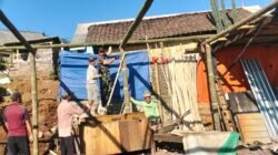 Wujud Nyata Kemanunggalan, Koramil Lumbang Bantu Pembangunan Rumah Warga