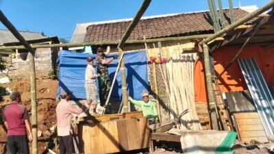 Wujud Nyata Kemanunggalan, Koramil Lumbang Bantu Pembangunan Rumah Warga