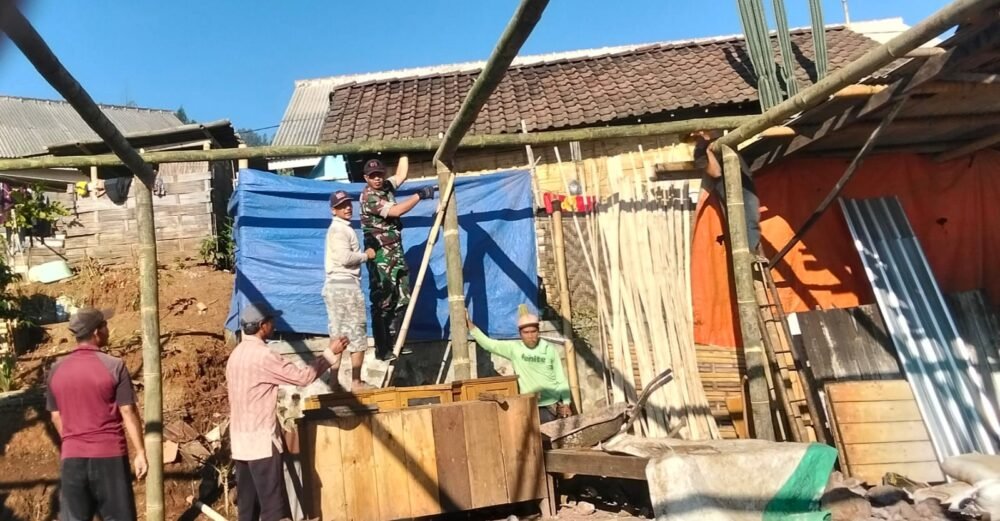 Wujud Nyata Kemanunggalan, Koramil Lumbang Bantu Pembangunan Rumah Warga
