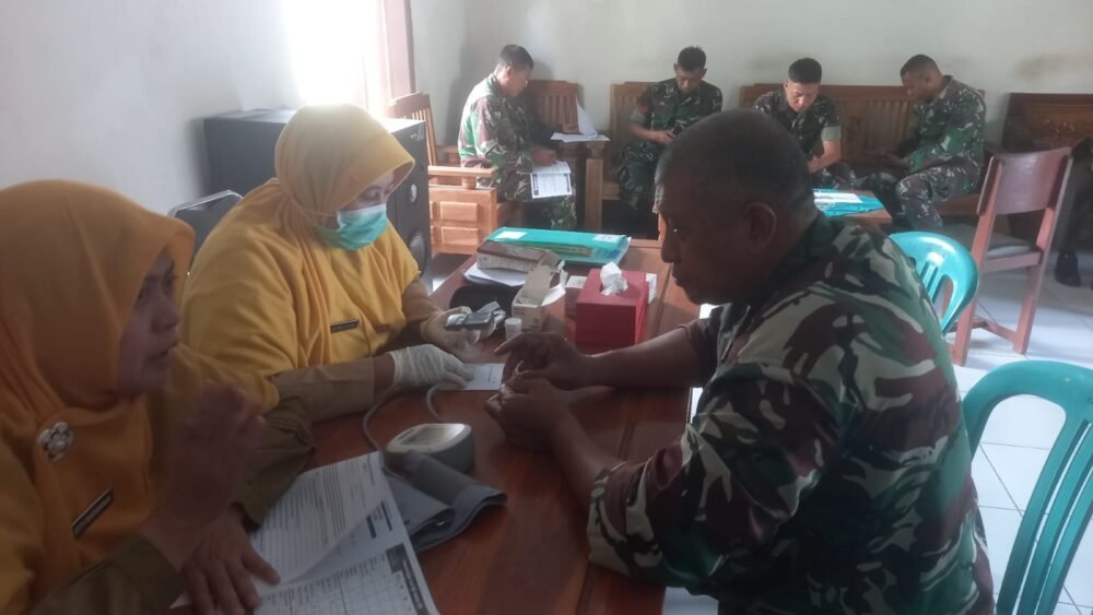 Jaga Kesiapan Prajurit, Anggota Koramil Pohjentrek Jalani Pemeriksaan Kesehatan dan Edukasi K3