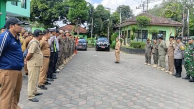 Babinsa Karang Rejo Bersama Muspika Gempol Tertibkan PKL di Bundaran Apolo