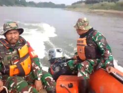 Babinsa Kodim Bojonegoro, Bantu Pencarian Korban Tenggelam Sungai Bengawan Solo