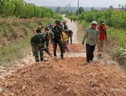 Babinsa Bubulan Bojonegoro dan Warga Kompak Perbaiki Jalan Dusun Maor