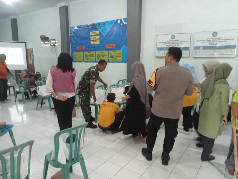Koramil Kanigaran Dampingi Pelatihan Pembuatan Produk Kreatif Bagi Masyarakat Kelompok Difabel Kelurahan
