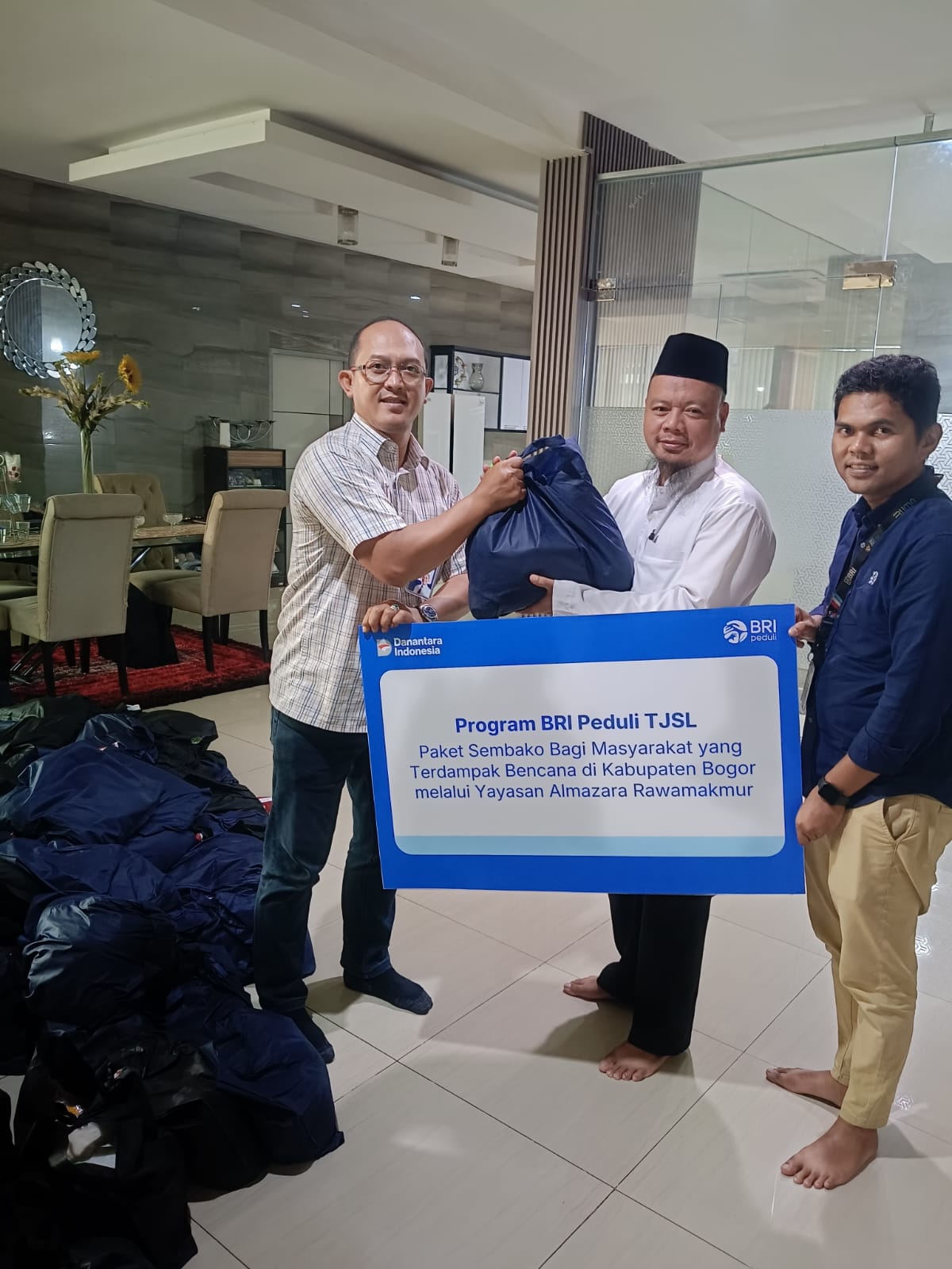 BRI KC Cibubur Salurkan 100 Paket Sembako bagi Korban Bencana di Kabupaten Bogor
