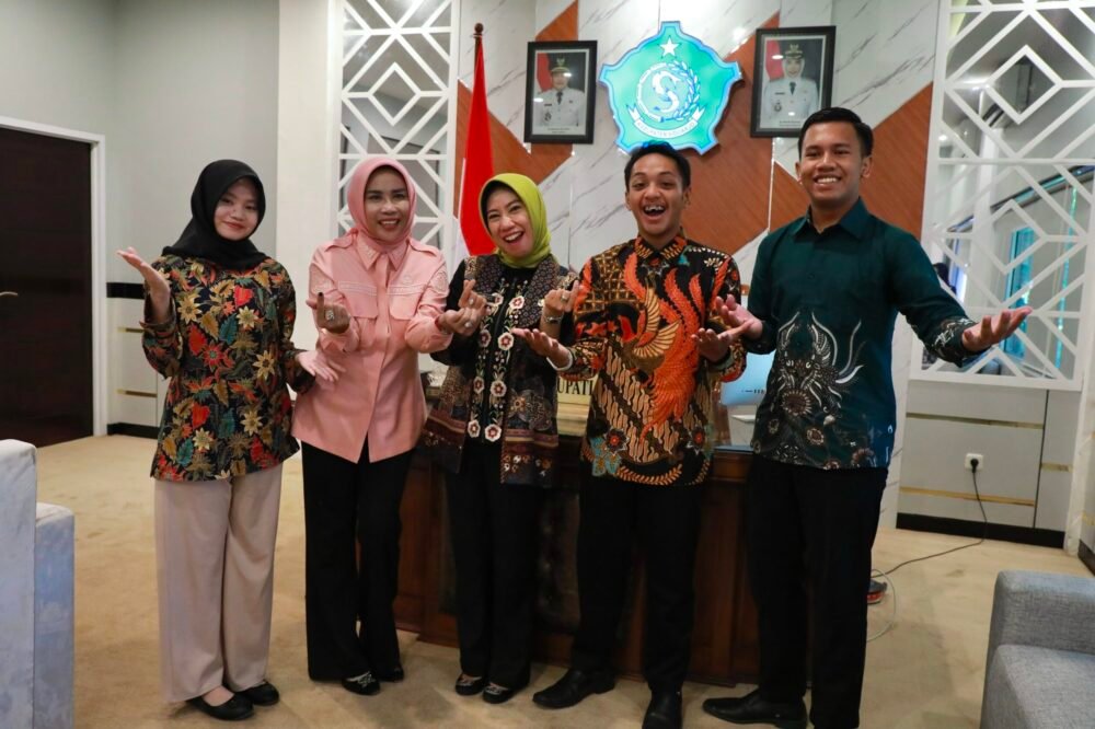 Tiga Pelajar Sidoarjo Usung Gerakan Tukar Sampah Jadi Bibit, Wabup Mimik Beri Dukungan