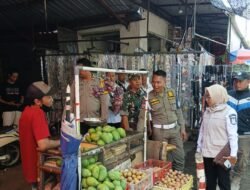 Bersama Sejumlah Pihak, Koramil Maron Melakukan Pendampingan Penataan Ulang PKL Diarea Pasar