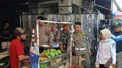 Bersama Sejumlah Pihak, Koramil Maron Melakukan Pendampingan Penataan Ulang PKL Diarea Pasar