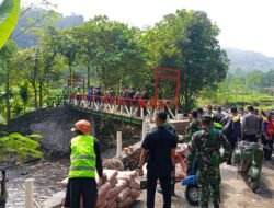 Dandim 0820/Probolinggo Letkol Inf Ribut Yodo Apriantono Pimpin Peninjauan Jembatan Garuda Merah Putih Di Wilayah Teritorial