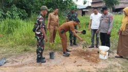 Sinergi Jaga Kelestarian Lingkungan, Camat Air Batu Bersama Koramil 12 Gelar Penanaman Pohon Serentak
