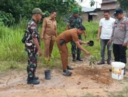 Sinergi Jaga Kelestarian Lingkungan, Camat Air Batu Bersama Koramil 12 Gelar Penanaman Pohon Serentak