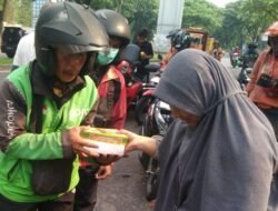 Media Gakorpan dan TV Gapta Bagikan Ratusan Nasi Kotak ‘Jumat Berkah’ di Cipondoh