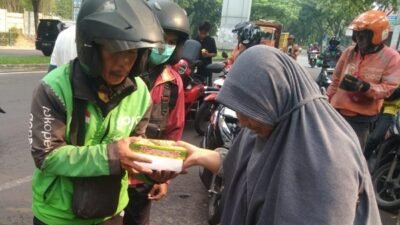 Media Gakorpan dan TV Gapta Bagikan Ratusan Nasi Kotak 'Jumat Berkah' di Cipondoh