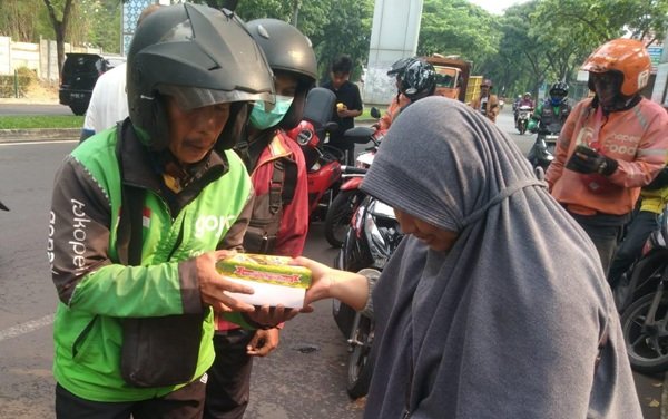 Media Gakorpan dan TV Gapta Bagikan Ratusan Nasi Kotak 'Jumat Berkah' di Cipondoh