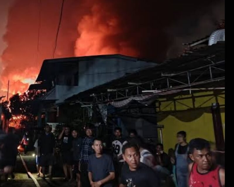 Pabrik Plastik dan Mainan Terbakar di Medan, Api Merembet ke Rumah Warga