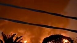 Kebakaran Pabrik Sandal di Kota Tangerang Belum Padam hingga Senin Pagi