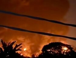 Kebakaran Pabrik Sandal di Kota Tangerang Belum Padam hingga Senin Pagi