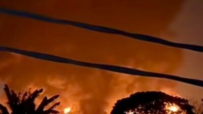 Kebakaran Pabrik Sandal di Kota Tangerang Belum Padam hingga Senin Pagi