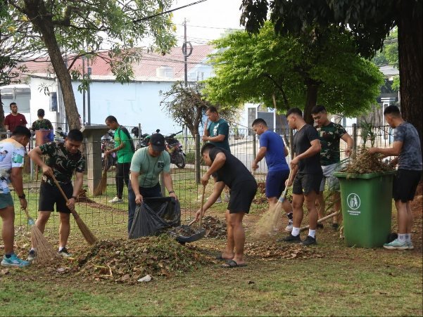 Warga Komplek Lanud Halim Perdanakusuma Gotong Royong Dukung Gerakan Indonesia ASRI
