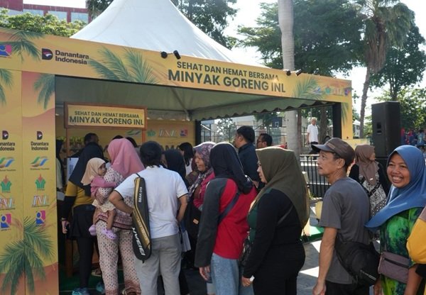 Minyak Goreng PTPN Ludes Terjual dalam Bazar di Kota Tua Surabaya