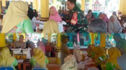 Pastikan Tepat Sasaran, Babinsa Dampingi Distribusi Bantuan Pangan untuk Warga Pandaan