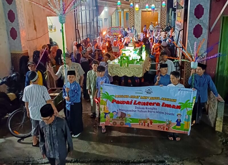 Obor Menyala Usai Hujan, Pawai 1 Muharram di Masjid Miftahul Jannah Depok Tetap Meriah