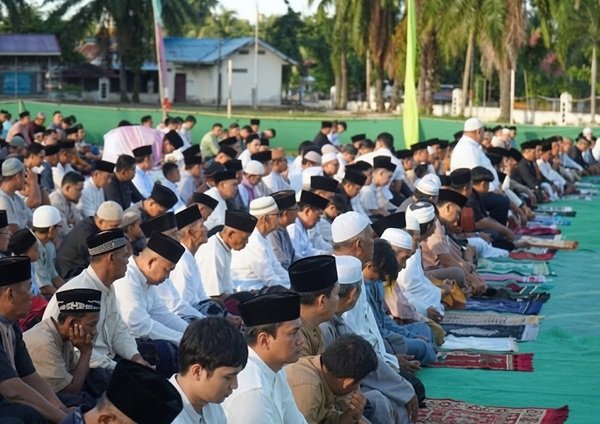 Bupati dan Wabup Bengkulu Selatan Shalat Idul Adha Bersama Masyarakat di Lapangan Sekundang