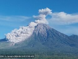 Luncurkan Guguran Awan Panas 4,5 Km, Gunung Semeru Meletus Jumat