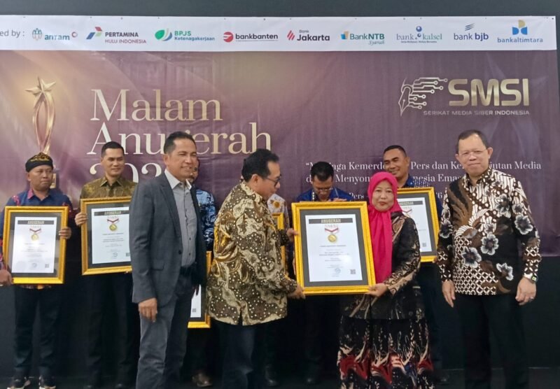 Pemred Sudut Pandang Umi Sjarifah Terima Anugerah SMSI 2026