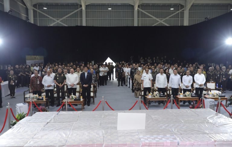 Jaksa Agung ST Burhanuddin menyerahkan hasil lelang aset dan pemulihan aset senilai lebih dari Rp1,02 triliun kepada Kementerian Keuangan dalam acara Penyerahan Hasil Lelang BPA Fair 2026 di Gedung Badan Pemulihan Aset Kejaksaan RI